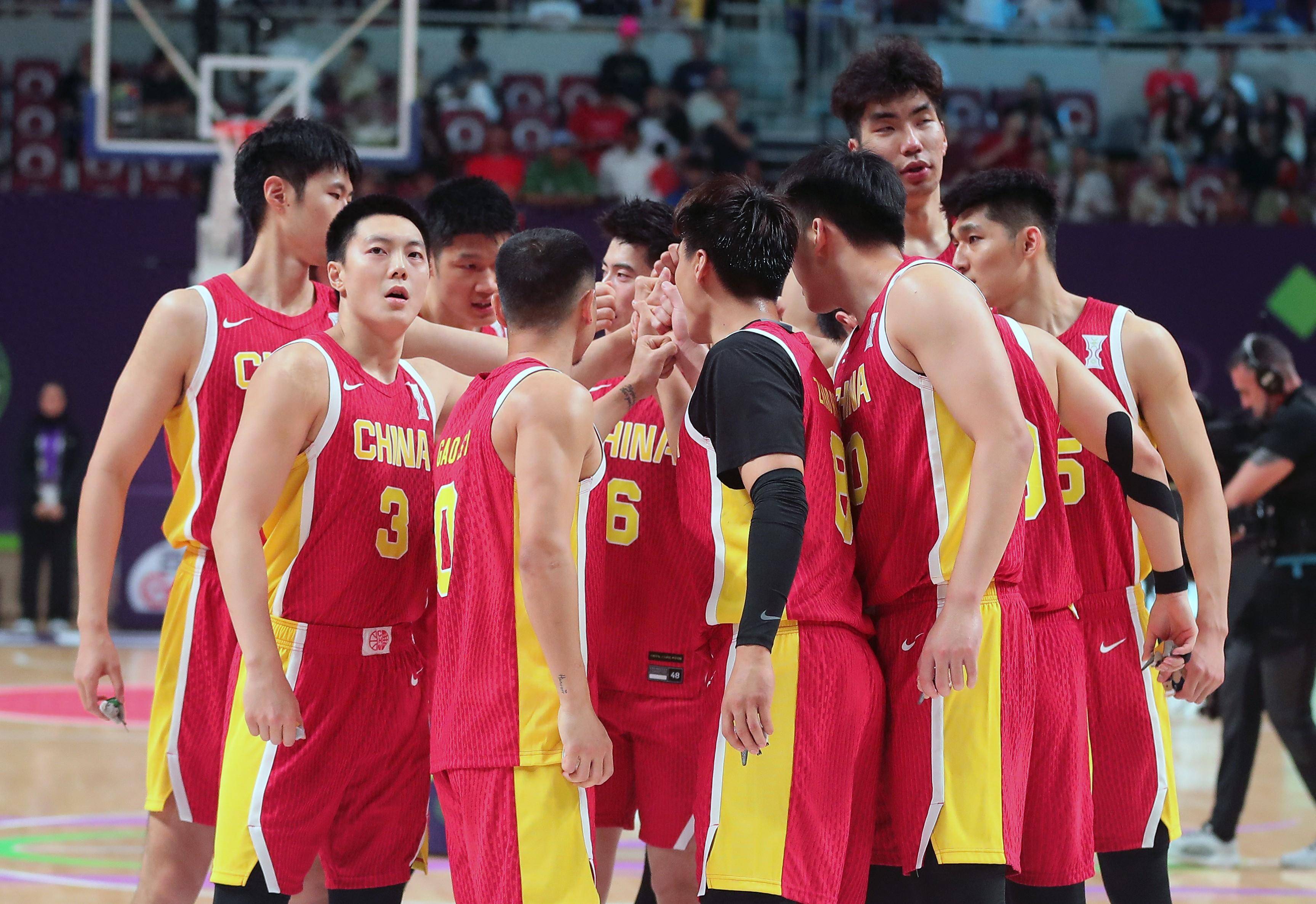 热血激战！两队球员展现出顽强斗志的简单介绍