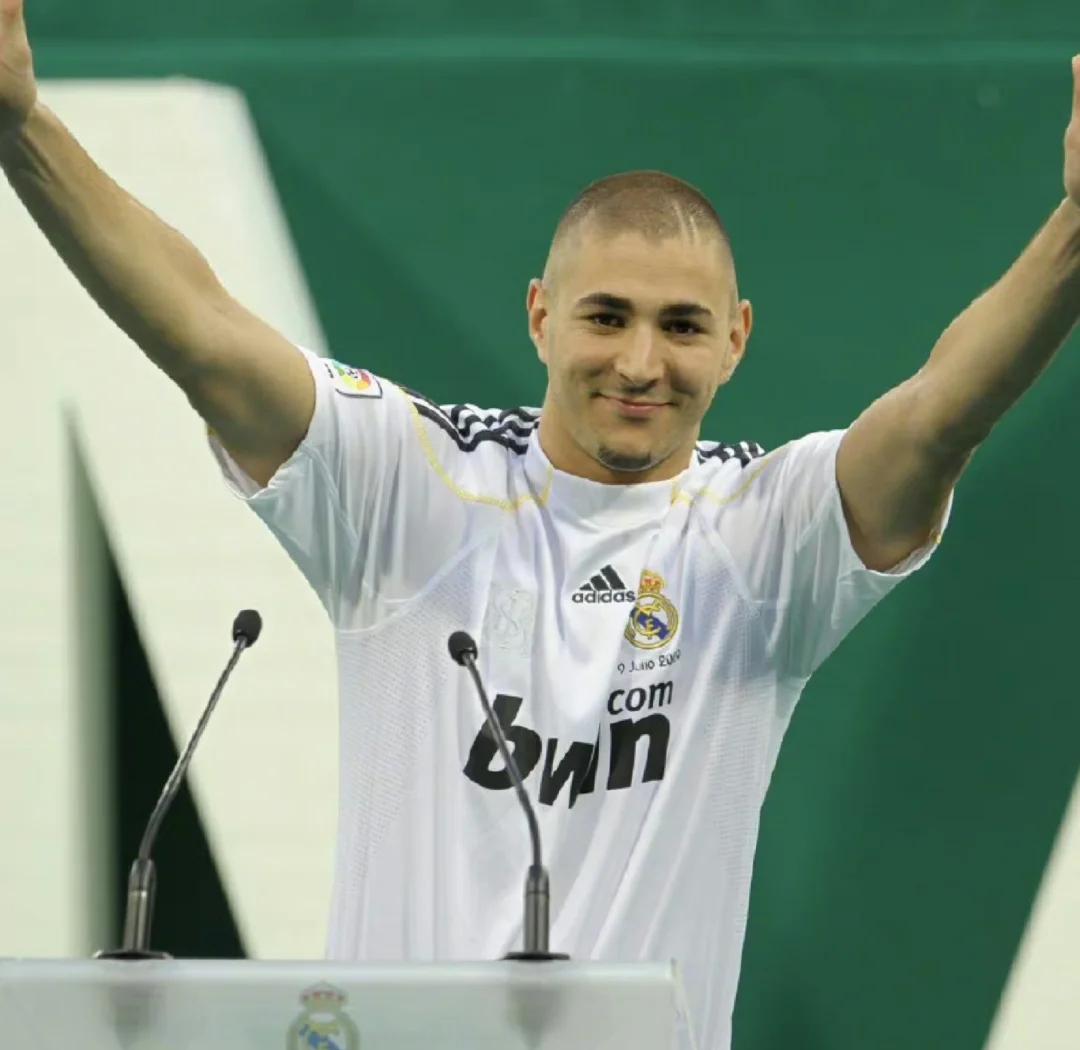 本泽马梅开二度助皇马轻取巴萨，对手沉默不响的简单介绍